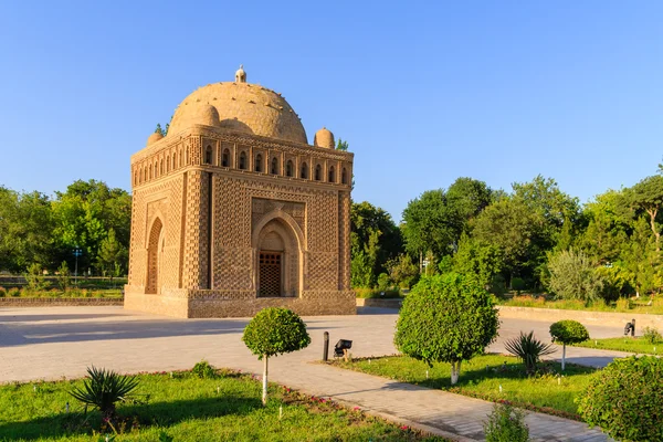 The Samanid mausoleum in the Park, Bukhara, Uzbekistan. UNESCO world Heritage — Stock Photo, Image