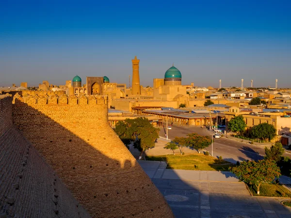 Bild av den komplexa Poi-Kolon med fästningen arken i solnedgången, Bukhara, Uzbekistan — Stockfoto
