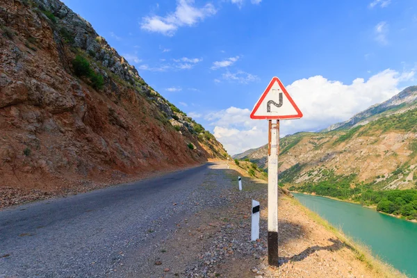 Zarejestruj niebezpieczne łuk na drodze górskiej, w pobliżu urwiska. Uzbekistan, zachodniego Tien-Shan — Zdjęcie stockowe