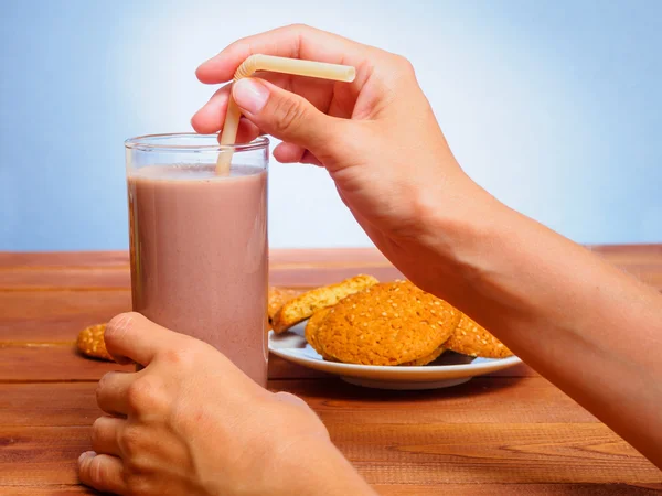 Woman's hand holding a glass with cocoa. — Stockfoto
