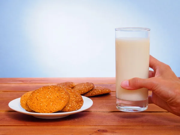 Oatmeal cookies on plate and glass with milk — Stockfoto