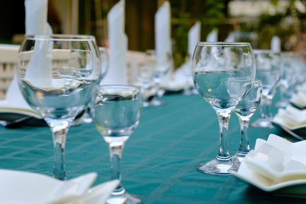 Servizio hotel - tavolo in un ristorante con tovaglia blu — Foto Stock