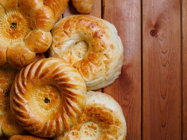 Sadece geleneksel Özbek ekmek yaptı