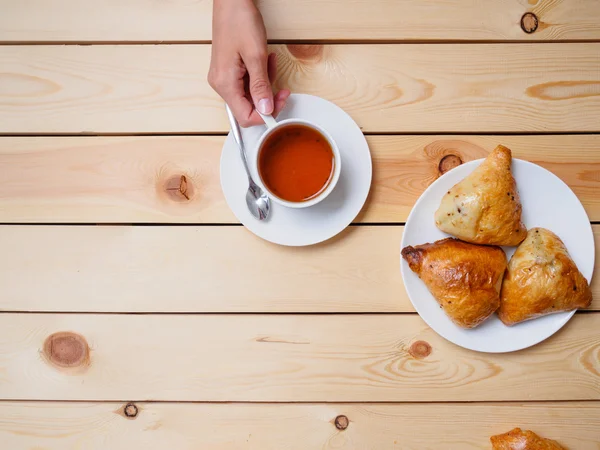 Woman drinking tea with uzbek somsa at the restaurant — Stock Photo, Image