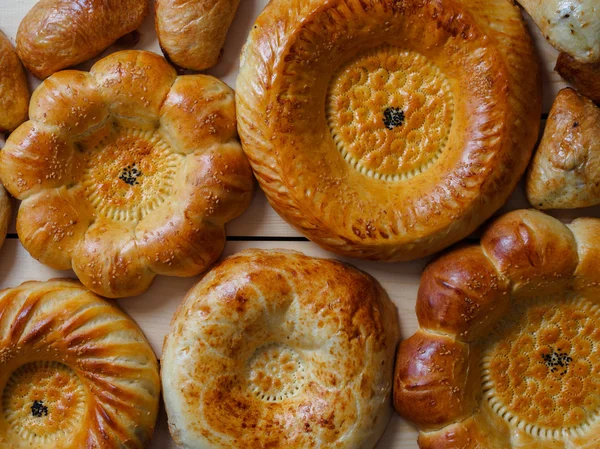 Традиционный свежий узбекский хлеб — стоковое фото