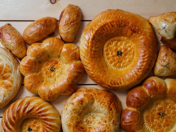 Usbekisches Brot auf dem Holztisch — Stockfoto