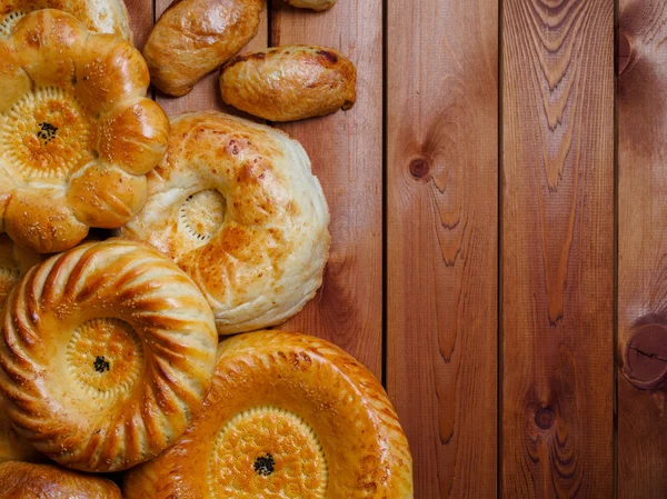 Usbekisches Nationalbrot auf Holztisch — Stockfoto