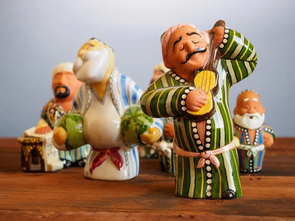 Tradiční suvenýry Uzbekistán - ručně vyráběné keramické panenky — Stock fotografie