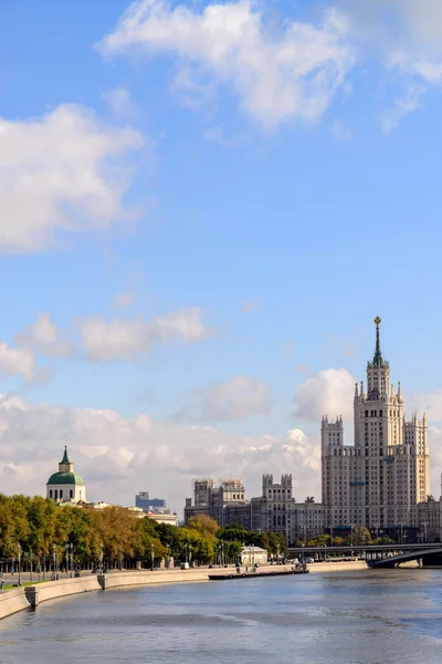Министерство иностранных дел, находящееся в Москве. Вид с Москвы-реки . — стоковое фото