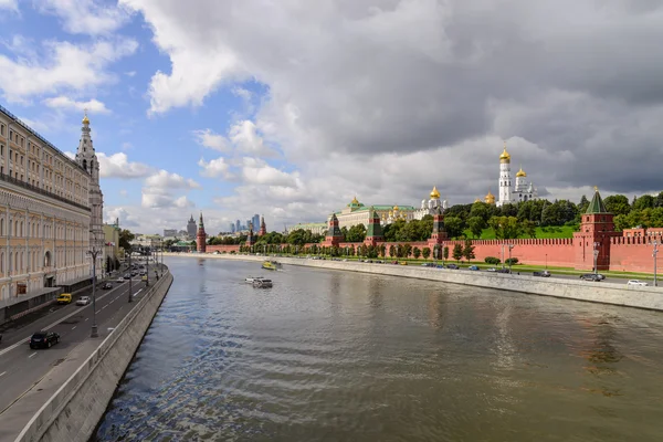 Kremlin embankment at the Moscow center with the kremlin wall, Moskva river and boat on it — Stock Photo, Image