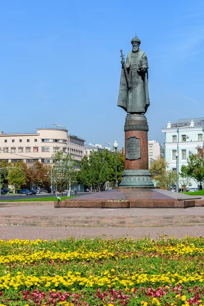 Een monument voor St. Prince Daniil van Moskou in het centrum van Moskou — Stockfoto