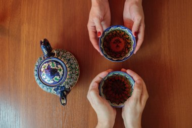 Semerkand, Özbekistan'a çay içme kadın ve erkek. Doğu mutfağı.