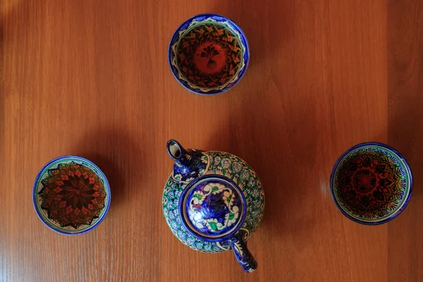 Three bowls and a kettle, Samarkand, Uzbekistan. — Stock Photo, Image