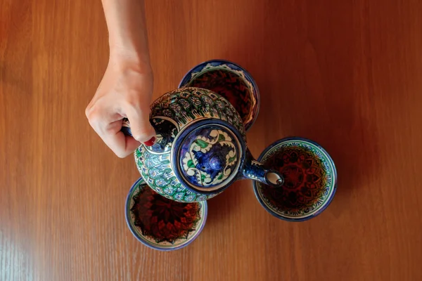 Verter el té de la tetera. Accesorios tradicionales de ceremonia del té uzbek — Foto de Stock