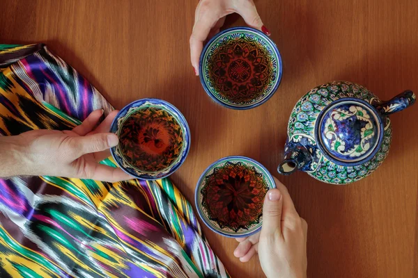 Three people drinking tea from pials. Samarkand, Uzbekistan. Oriental cuisine. — Stock Photo, Image