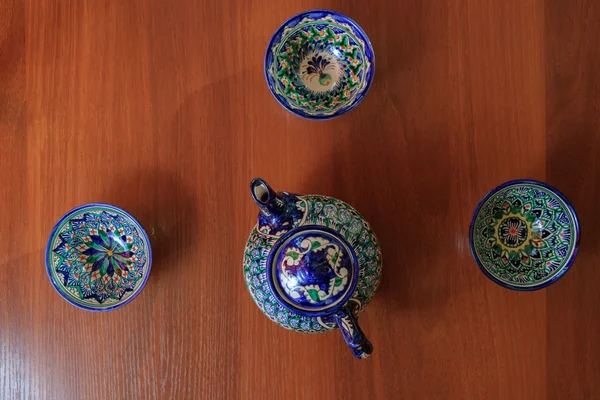 Asian tea set on wooden table. Khiva, Uzbekistan. Closeup. — Stock Photo, Image