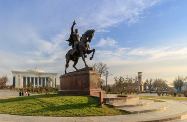 Tamerlane ve gün batımında, Özbekistan Taşkent Merkezi içinde forum Palace heykeli