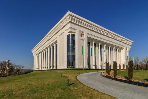 Palace i forum på solig dag i Tasjkent, Uzbekistan — Stockfoto