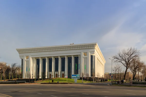 Marcos no centro de Tashkent, Palácio dos Fóruns no inverno, Uzbequistão — Fotografia de Stock