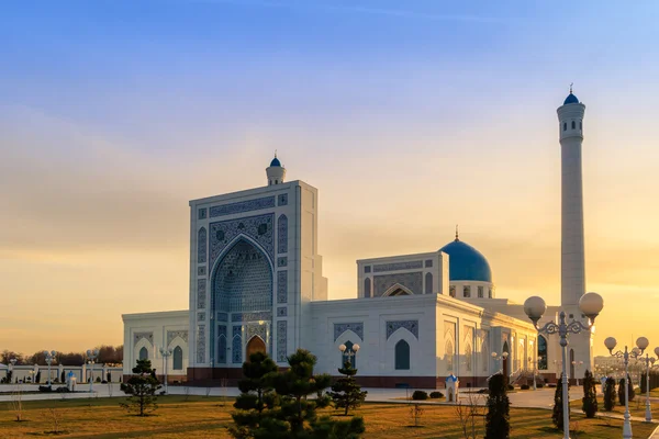 Grote witte moskee Minor in Tasjkent bij zonsondergang, Oezbekistan — Stockfoto