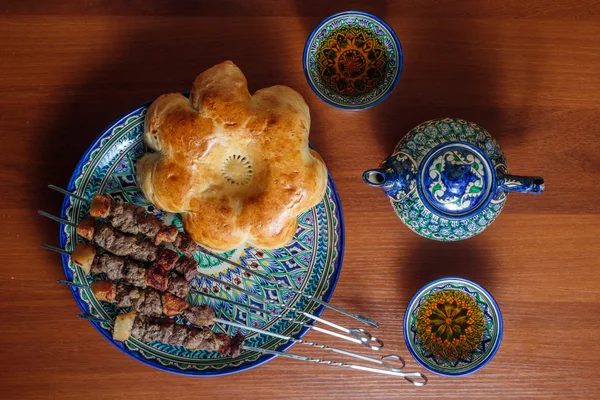 Kebabs and asian bread on a ceramic dish — Stock Photo, Image