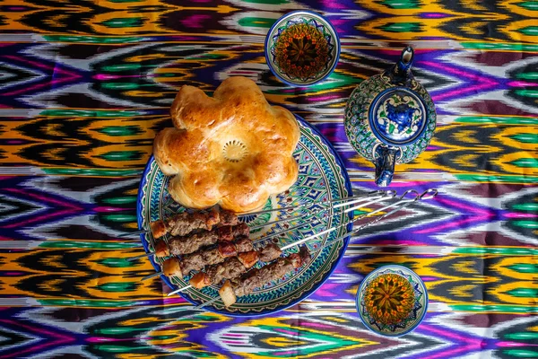 Uzbek barbecue served on national fabric — Stock Photo, Image