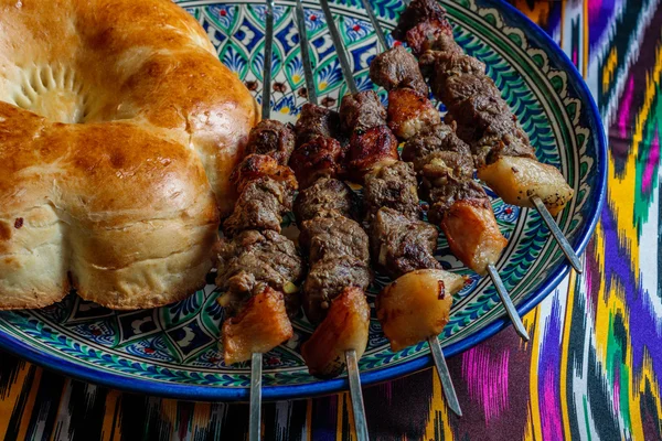 Carne kebab, bolas de carne no espeto, cozinha oriental, Uzbequistão — Fotografia de Stock