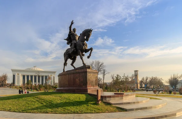 Socha Tamerlán a palác fór v centru Taškentu při západu slunce, Uzbekistán — Stock fotografie