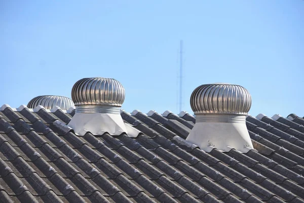 Ventilador Telhado Fábrica Com Céu Azul — Fotografia de Stock