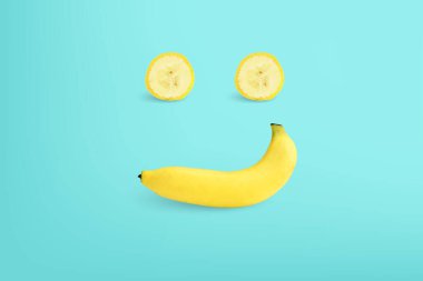 Renkli arka planda muzdan yapılmış gülen yüz