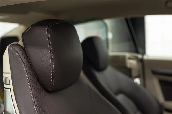 Asiento de cuero de coche moderno . — Foto de Stock