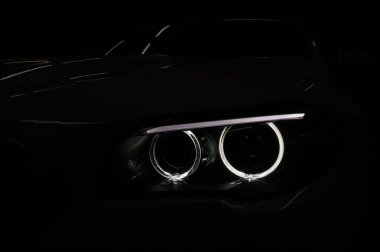 Işıklar modern prestij arabasına yansıyor. Koyu arkaplan. 