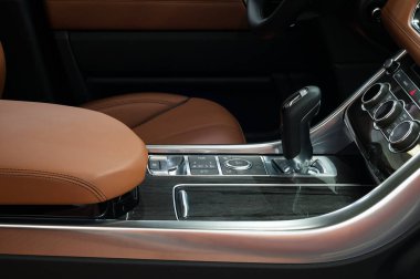Otomatik vites değiştirme. Modern araba iç mimarisi. 