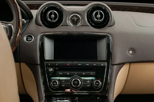 Çoklu Ortam Ekran Kontrol Düğmeleri Lüks Araba Mekanı — Stok fotoğraf