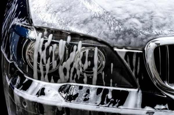 Lavagem de carro com sabão . — Fotografia de Stock