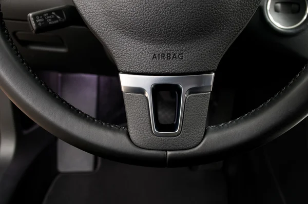 Airbag-Schild am Lenkrad des Autos. — Stockfoto
