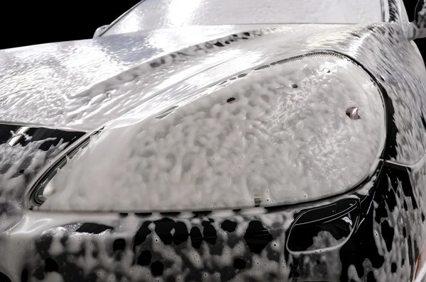 Auto wassen met zeep. — Stockfoto