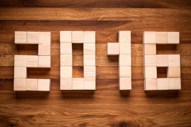 2016 yeni yıl tahta küpleri şeklinde.