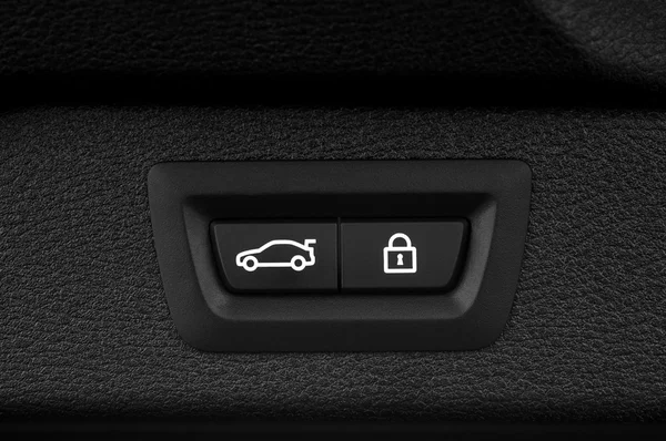 Carro porta-malas botão de fechamento . — Fotografia de Stock