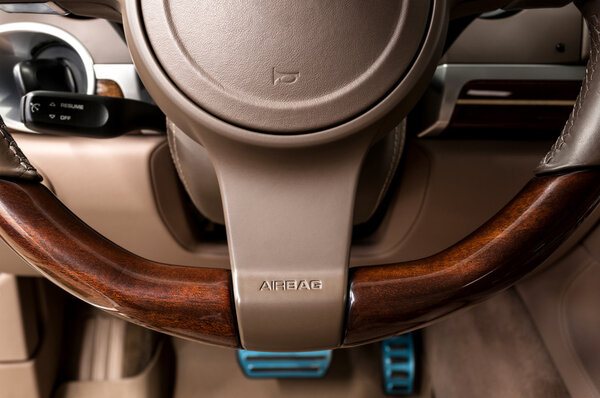 Подушка безопасности на руле автомобиля.