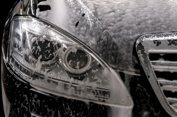 Lavagem de carro com sabão . — Fotografia de Stock