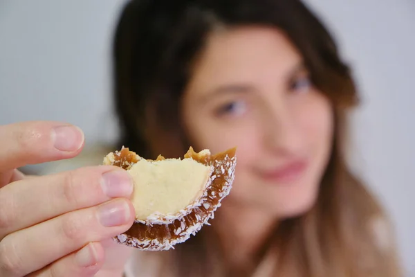 Niedliche Kaukasische Frau Isst Maisstärke Alfajor Mit Dulce Leche Und — Stockfoto