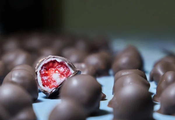 Velké Čerstvé Jasně Červené Maliny Namočené Domácí Bílé Tmavé Čokoládě — Stock fotografie