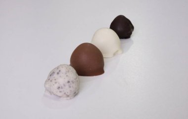 Ahududu soslu veya küflü çikolatayla kaplanmış, ikiye bölünmüş. Farklı tatlar: beyaz çikolata, sütlü çikolata, siyah çikolata ve kurabiye.