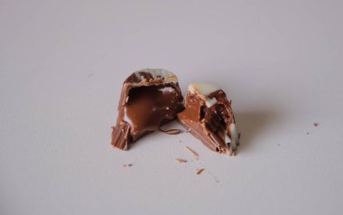 Koyu çikolata, sütlü çikolata ve beyaz çikolata şekerleri. Fıstık ezmesi, limon, konsantre süt ve fındık kreması ile dolu.