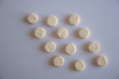 Mısır nişastası ve beyaz bir masada rendelenmiş hindistan cevizi.