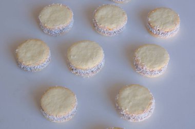 Mısır nişastası ve beyaz bir masada rendelenmiş hindistan cevizi.