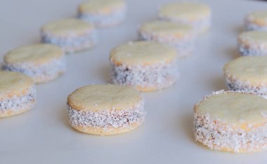 Mısır nişastalı alfajore dulce de leche ile doldurulmuş ve rendelenmiş hindistan cevizi serpiştirilmiş