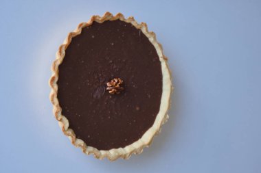 Samur hamurlu şekerli turta, siyah çikolata ve ceviz.