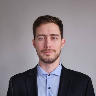 Güzel giyimli, ceketli, takım elbiseli beyaz bir adamın pasaport fotoğrafı.